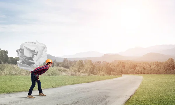 Bauarbeiter trägt Papierkugel — Stockfoto