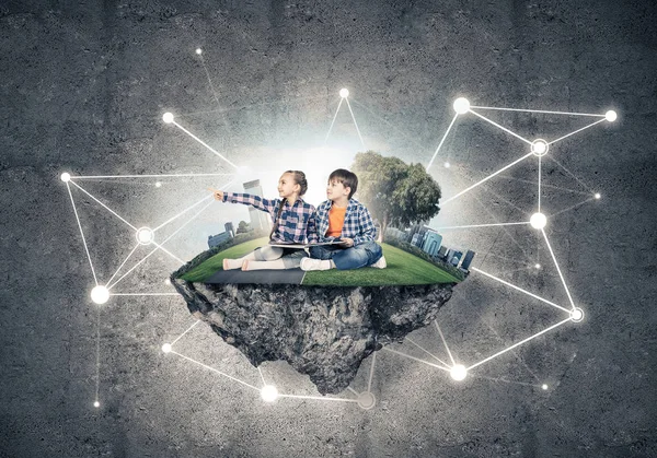 Kinderen Met Boek Zittend Drijvende Eiland Eco Concept — Stockfoto