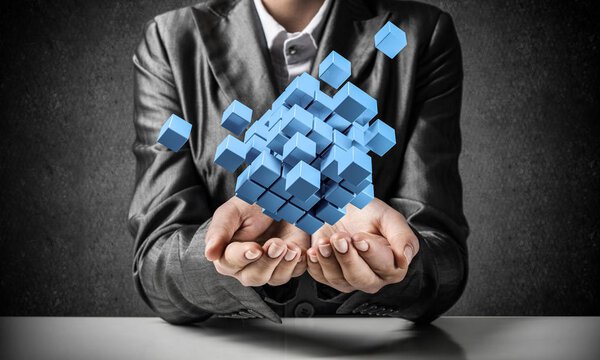 Обрезанный образ деловой женщины в костюме, представляющей несколько кубиков в руках как символ инноваций
. 