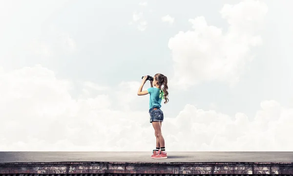 Söt Flicka Skolåldern Att Bygga Tak Tittar Kikare — Stockfoto