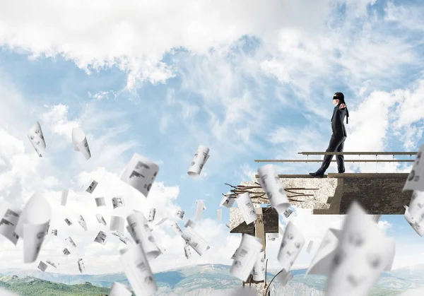 İşadamı blindfolded yürüyüş 