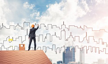 Mühendis adam evin çatısında ayakta 