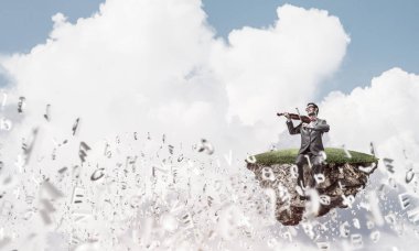 Genç adam takım elbise ve gözlük