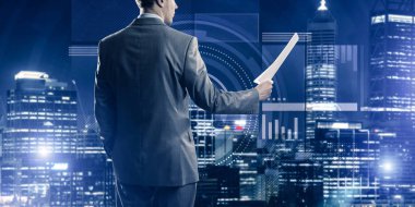 Sanal panel arayüzüne karşı iş adamının arka görünümü belgeleri elinde tutuyor