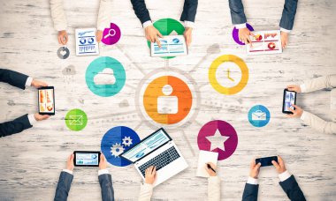 Bir grup insan elinde aygıtlarla