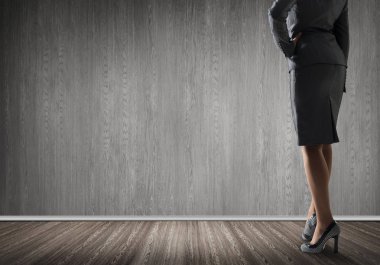 boş beton odada kendine güvenen iş kadını