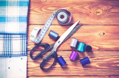 Ahşap masadaki dikiş seti aksesuarlarının parlak görüntüsü