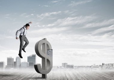 Modern şehir manzarasına karşı kararlı bankacı adam. Dolar betonu kırıyor.