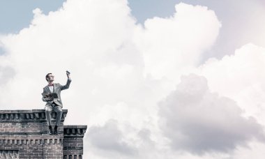 komik adam kırmızı gözlük