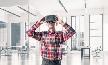 Sanal gerçeklik kulaklığı olan adam. 