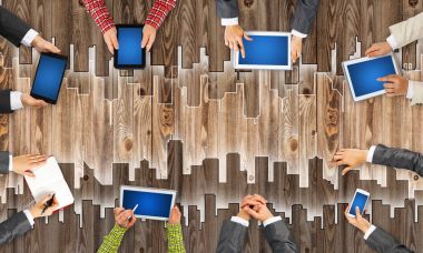 Bir grup insan elinde aygıtlarla