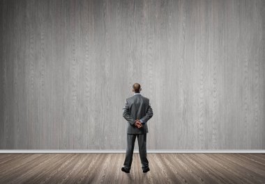 Boş beton odada kendine güvenen zarif iş adamının arka planı