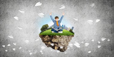 yüzen ada ve mutlu çocuk