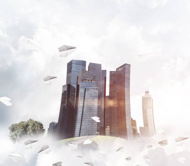 Gökyüzünde bulutların üzerinde yüzen binalar ve gökdelenlerle modern şehir manzarası