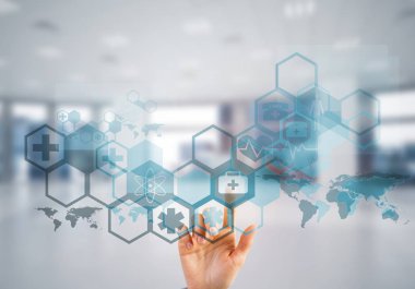 Kadın eli tıp konseptiyle medya ekranının simgesine dokunuyor