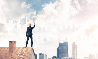 Mühendis adam evin çatısında ayakta 