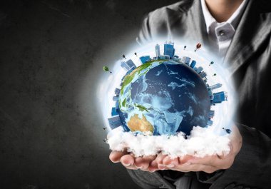 İş binaları ile dünya küre elinde tutmak ve uçan balon takım elbiseli adamı closeup.