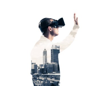 Sanal gerçeklik kulaklık veya cityscape arka plan üzerinde 3d gözlük ile genç adam çift pozlama