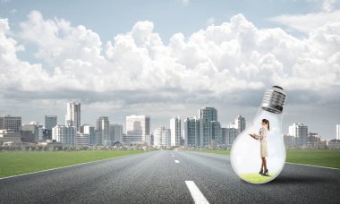 Ampulün içindeki iş kadını 