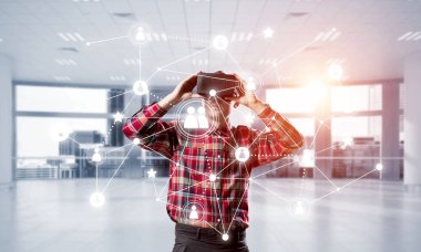 Sanal gerçeklik kulaklığı olan adam. 