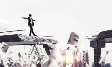 İşadamı blindfolded yürüyüş 