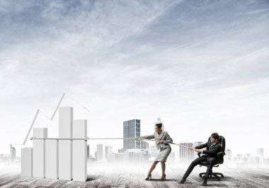 Açık havada grafik iple çekerek genç iş adamları