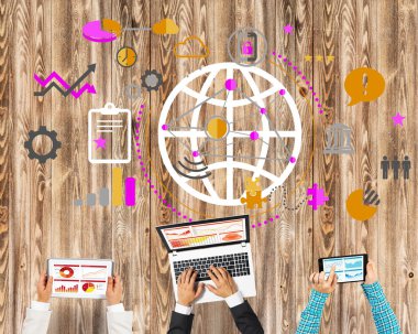 Ellerinde cihazlar bulunan üç kişilik bir grup iletişim ve ağ oluşturma sembolü olarak birlikte çalışıyor.