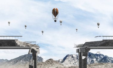 Balonlar arasında yüksek dağlar ve Clear gökyüzü arka plan üzerinde uçan ile kırık beton köprü. 