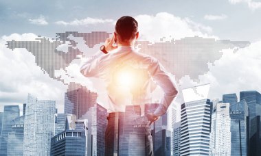 Arka ayakta ve cep telefonu cityscape çerçevede konuşurken zarif işadamı çift pozlama