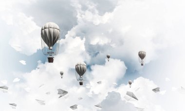 Renkli aerostats kağıt uçaklar arasında ve mavi bulutlu gökyüzü üzerinde uçan. 3D render.