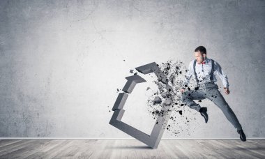 Kararlı iş adamı beton tekmeyle zıplıyor ve kırıyor.
