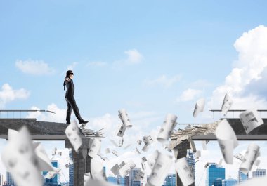 İşadamı blindfolded yürüyüş 