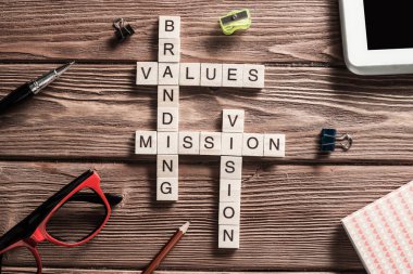 İş pazarlama kelimeleri çapraz bulmacada tahta küplerle toplandı