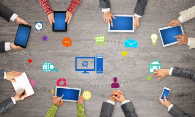 Bir grup insan elinde aygıtlarla