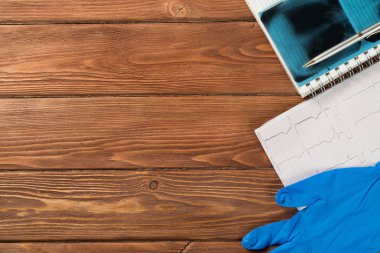 Ahşap masa üzerindeki tıbbi maddelerin yüksek açı çekim