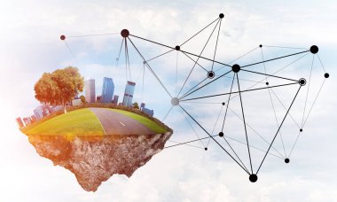 Gökyüzünde yükselen çimen ve şehir manzaralı güzel küçük bir ada.