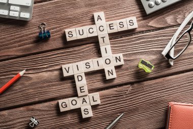 İş pazarlama kelimeleri çapraz bulmacada tahta küplerle toplandı