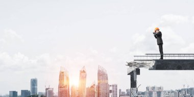 Genç takım elbise ve kask mühendisi