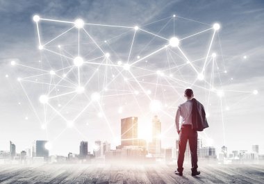 İşadamı arkasını kolluyor ve ağ çizimi kavramına bakıyor