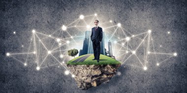 Beton çerçevede, modern kablosuz teknolojileri kavramı yeşil Adası üzerinde zarif işadamı