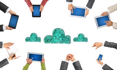 Bir grup insan elinde aygıtlarla