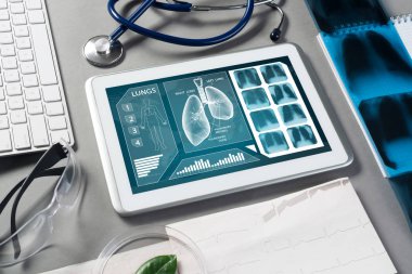 Beyaz tablet pc ve doktor araçları 