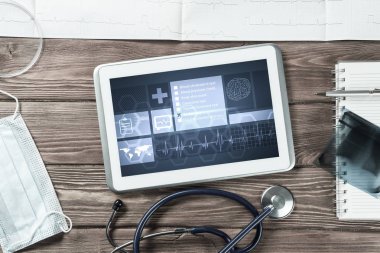 Beyaz tablet pc ve doktor araçları 