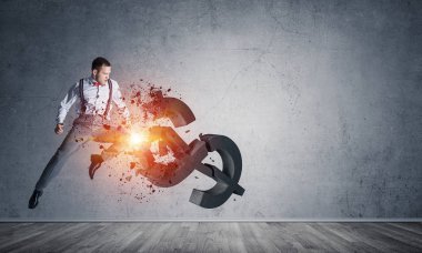 Bankacı adam Doları incir kırma boş beton odada tespit