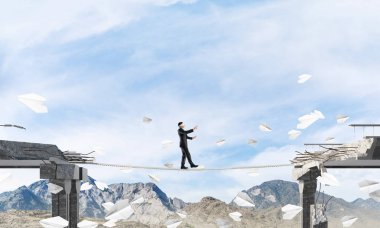 İşadamı blindfolded yürüyüş 