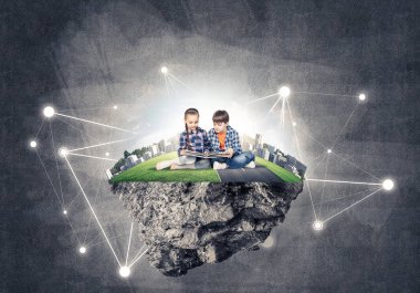 kitap üzerinde yüzen ada, eko kavramı oturan çocuklarla