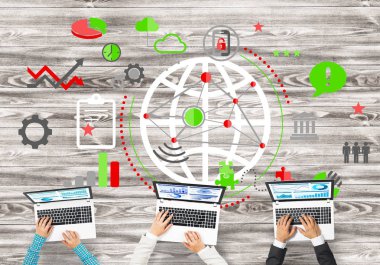 Ellerinde cihazlar bulunan üç kişilik bir grup iletişim ve ağ oluşturma sembolü olarak birlikte çalışıyor.