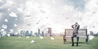 bankta oturan genç işadamı