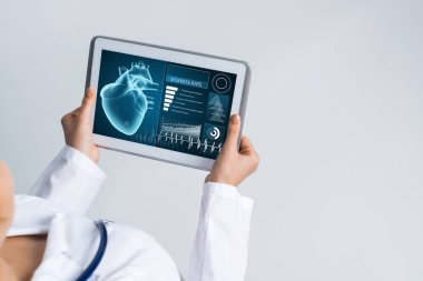 Doktorun ellerinde ilaç arayüzü ekranı olan tablet pc aygıtı