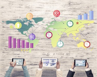 Masada oturan ve alet kullanan iş adamlarının en iyi görüntüsü.